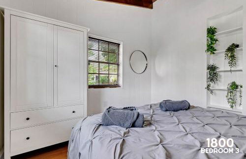 3 Home 12 bedroom compound with Pool and BBQ sleeps 24 - Foto 73