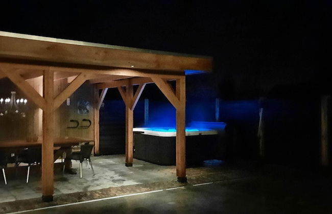 Stylish Farmhouse With Spa Tub - Foto 20