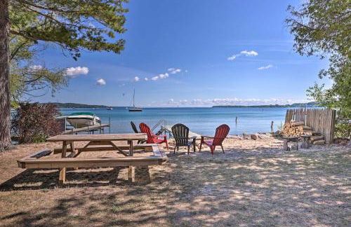 half Mi to Dtwn! Suttons Bay Cottage with Fire Pit - Foto 18