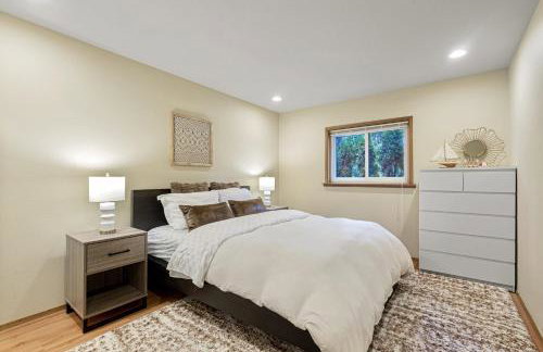 Charming and Spacious House with Relaxing Huge Deck - Foto 22