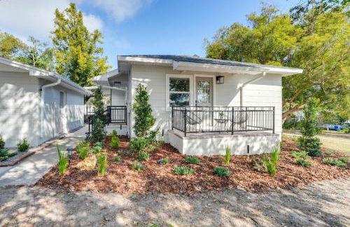 Mid-Century Lakeland Home with Game Room! - Foto 35