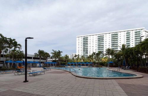Stunning & Spacious Resort-Style Condo Across From Beach! - Foto 28