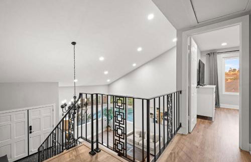 Serene Hilltop Oasis Above the City w Private Pool - Foto 26