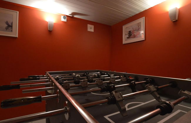 Spacious Home With Garden - Photo 30