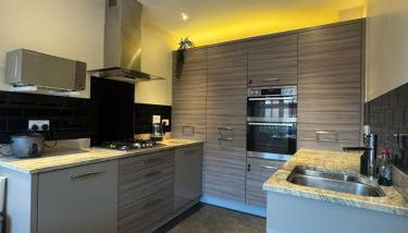 Large 3 Bed Home - Coop Live -Free parking - Foto 3, stove, dishwasher