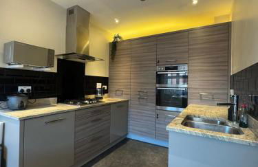 Large 3 Bed Home - Coop Live -Free parking - Foto 3