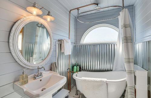 Pond and Grazing Cattle! Rural Getaway Near Van - Foto 15