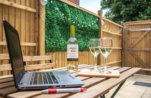 Welcome - BUSINESS or PLEASURE! Southampton 'City Vibes' # Stylish Apartment with Outdoor Courtyard! 1-4 Guests BOOK YOUR CITY BREAK or PRE-CRUISE STAY! CLOSE TO MAYFLOWER THEATRE, UNIVERSITIES, CRUISE TERMINALS, HOSPITALS & SHOPS! - Photo 1