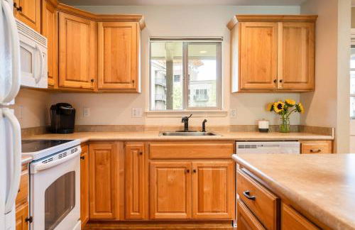 Ski Town Hideaway | Fireplace + Walk to Downtown - Foto 19