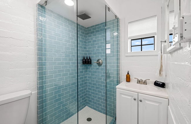 Fable by Avantstay 2 Unique Spaces w Bowling Hot Tub Fire Pit Large Yard - Photo 27