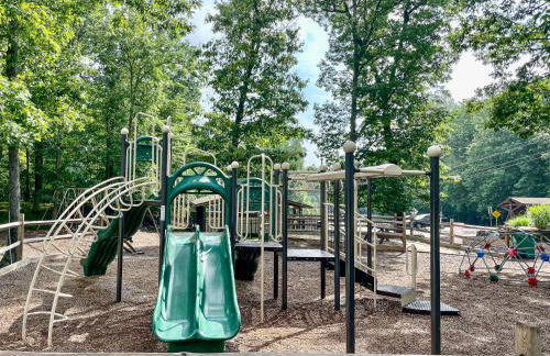 Luxurious Poconos Retreat - Hot Tub, Sauna, Games - Foto 48