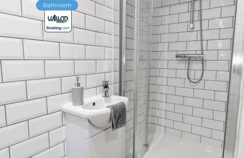 Spacious 5BR Family Home By WillCo Property Short Lets & Serviced Accommodation Derby With Games & Perfect For Contractors - Foto 33