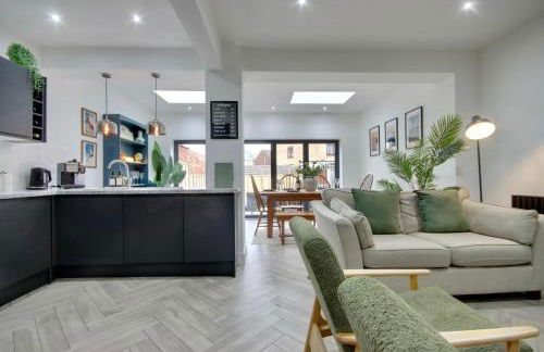 Clover lodge Portsmouth luxury home with off road free parking - Photo 1