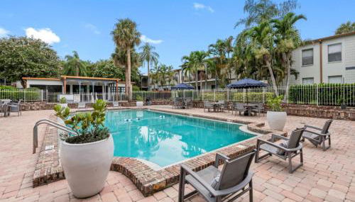 Contemporary 2BR Stay - Pool and Gym and Grill Area - Photo 2