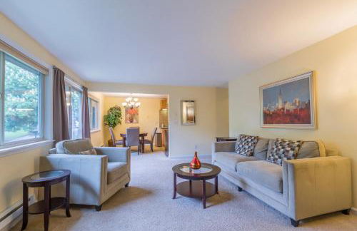 the Juliet, Best Area, 2 Bedrooms, WD, Jacuzzi Bath, New Carpet, 825sf - Foto 1