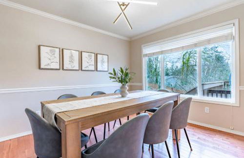 Spacious & Serene 6-Br Family Retreat in Kirkland - Photo 17