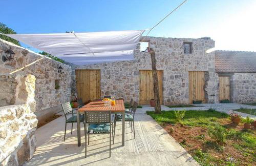 Heritage House Vrime - stone house with heated pool - Photo 18