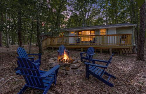 Cozy & Modern w Hot Tub, Fire Pit, Grill & Pond - Photo 11