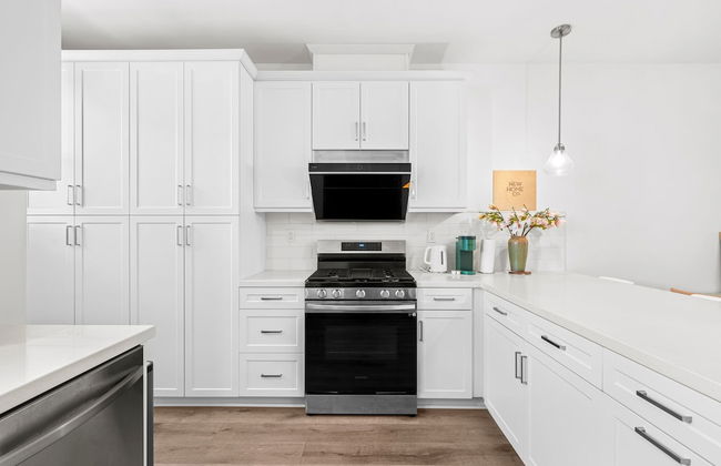 Chic Modern Retreat With Stunning Views - Photo 8