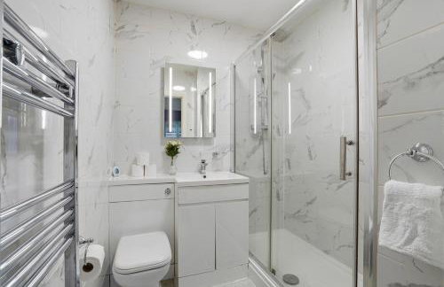 Spacious Ensuite Home near M6 with Driveway Parking - Foto 24