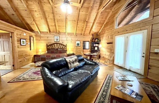 Romantic, pet friendly cabin with private hot tub, washer/dryer and full kitchen Studio Cabin by RedAwning - Foto 8