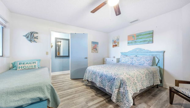 Treetop Beach Condo Sleeps 7! - Photo 4, Room