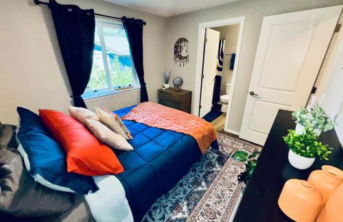 Colorful Comfort 3 Bedroom Home with Fenced yard - Foto 14