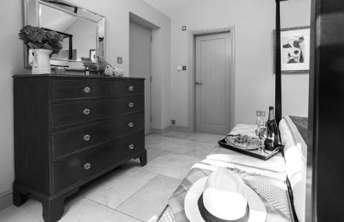 The Cow Shed - with hot tub - Photo 10