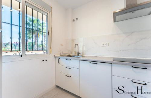 Beachside Retreat with Private Terrace - Foto 18