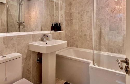 Stylish 1 Bedroom Apartment with Free Parking and Links to London & Essex - Foto 10