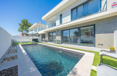 Black Pool House just 10 minutes away from the beach - Foto 1