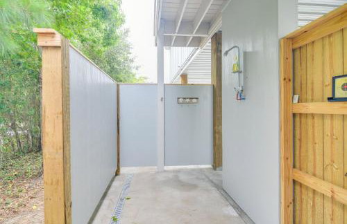 Modern Waveland Home with Deck - Walk to the Beach! - Foto 24