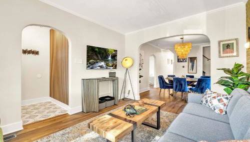 Sleeps 10 + Coffee bar + Game Room + Train to CHGO - Foto 2