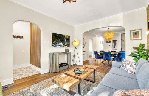 Sleeps 10 + Coffee bar + Game Room + Train to CHGO - Foto 2