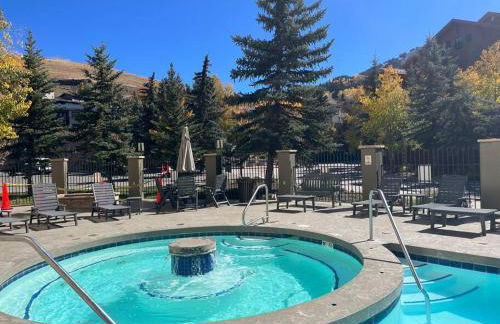 MT CB Mountain Side with King Bed, Hot Tub, Pool & Kitchen! - Foto 8