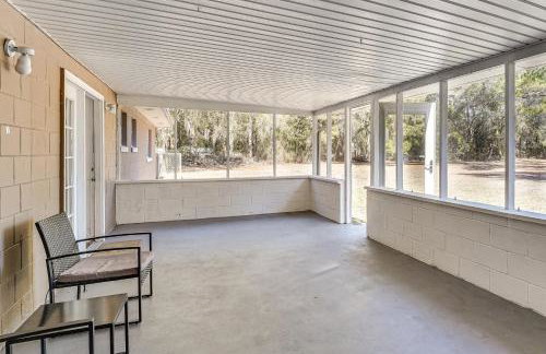 Wooded Couples Retreat with Lanai in Interlachen - Photo 3