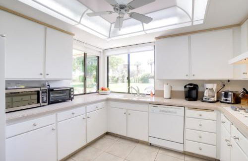 Sunny Palm Springs Haven Fenced Patio, 6 Pools! - Foto 8