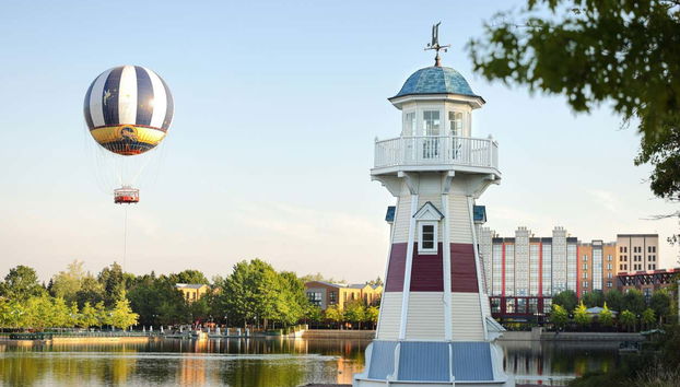 El PanoraMagique se eleva sobre el lago Buena Vista