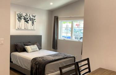 Modern 1-bedroom Studio with Kitchen and Laundry - Foto 1