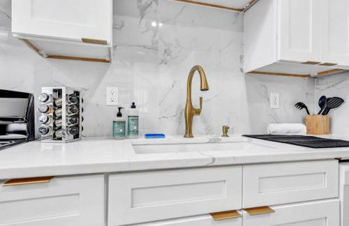 Stylish And Roomy Full House Dtwn - Photo 52