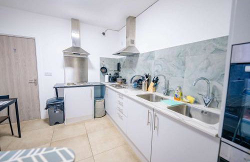 Cozy Cardiff Studio - City Center Gem with Patio - Photo 6