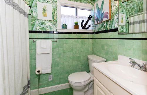 Mid-Century Modern Themed Home with Outdoor Hot Tub - Foto 68