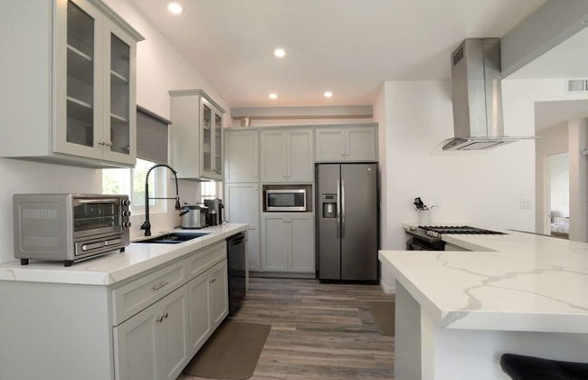 Spacious House on Melrose w Private Backyard Gym - Photo 11