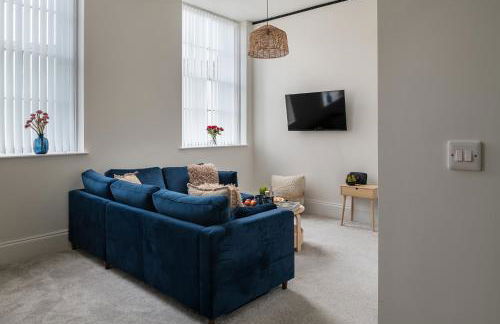 Charming 2 Bedroom Apartment in a Converted Chapel - Free Parking, Smart TV, Fast WiFi and Self-Check-In by Yoko Property - Foto 13