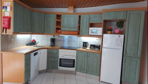 2BR Bungalow with Sunny Private Terrace - Secure Gear Storage - Foto 4, stove, dishwasher, toaster