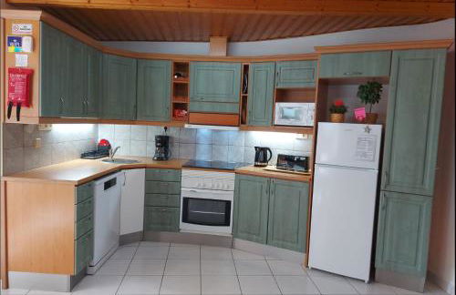 2BR Bungalow with Sunny Private Terrace - Secure Gear Storage - Foto 4