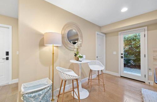 Oceanview Luxe Retreat with Rooftop - Foto 46