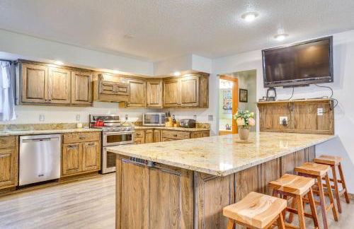 Gorgeous Lake Arbutus Getaway with Dock and Boat House - Foto 9