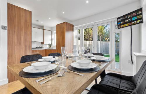 AC & Private Drive Stylish 4BR 5 Beds 8 Guests Wifi And Parking - Photo 13