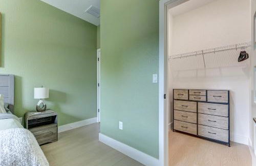 Chic & Spacious 4 Bedroom 3 Full Bathrooms Retreat in West Tampa and Pvt Backyard - Foto 61